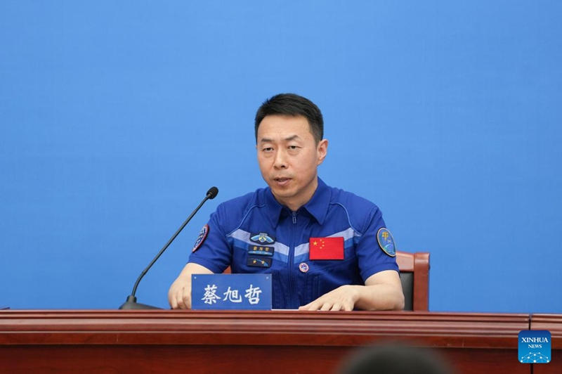 Mwanaanga Cai Xuzhe  aliyetekeleza jukumu la chmbo cha kubeba binadamu cha Shenzhou 19 cha China kufanya safari kwenye anga ya juu  akionekana kwenye mkutano na waandishi wa habari mjini Beijing,  Julai 9, 2025. (Xinhua/Li Yanchen)