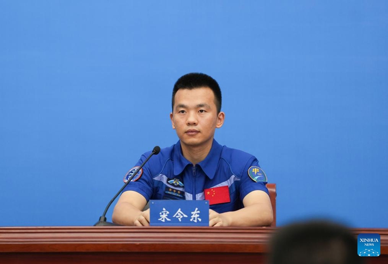 Mwanaanga Song Lingdong  aliyetekeleza jukumu la chombo cha kubeba binadamu cha Shenzhou 19 cha China kufanya safari kwenye anga ya juu  akionekana kwenye mkutano na waandishi wa habari mjini Beijing, Julai 9, 2025. (Xinhua/Li Yanchen)