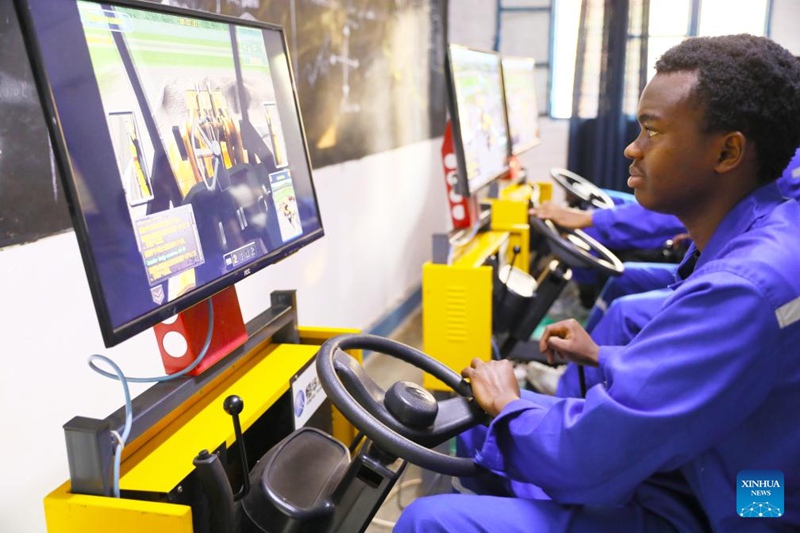 Wanafunzi wakiendesha kifaa cha kuigilizia katika Taasisi ya Forever TVET iliyojengwa kwa msaada wa China  huko Kigali, Rwanda, tarehe 8 Julai 2025. (Picha na Huang Wanqing/Xinhua)