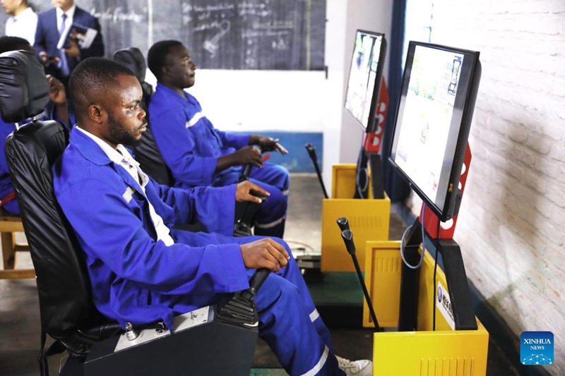 Wanafunzi wakiendesha kiigaji katika Taasisi ya Forever TVET iliyojengwa na China mjini Kigali, Rwanda, tarehe 8 Julai 2025. (Picha na Huang Wanqing/Xinhua)