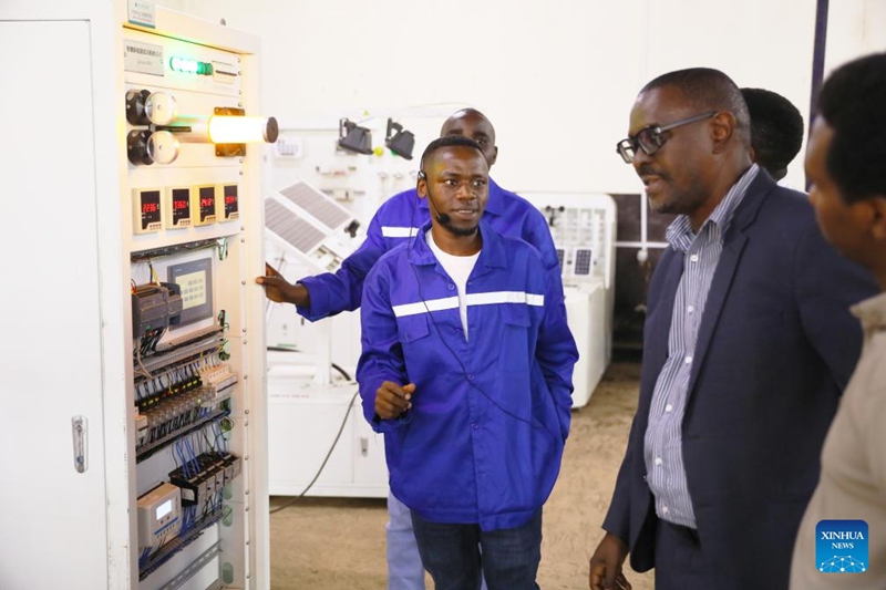 Mkufunzi akielezea kabineti ya kudhibiti umeme katika Taasisi ya Forever TVET iliyojengwa na China mjini Kigali, Rwanda, tarehe 8 Julai 2025. (Picha na Huang Wanqing/Xinhua)