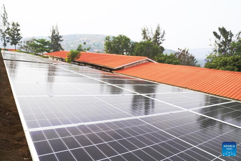 Picha iliyopigwa Julai 8, 2025 ikionyesha paneli za kuzalisha umeme kwa nishati ya jua katika Taasisi ya Forever TVET iliyojengwa na China mjini Kigali, Rwanda. (Picha na Huang Wanqing/Xinhua)