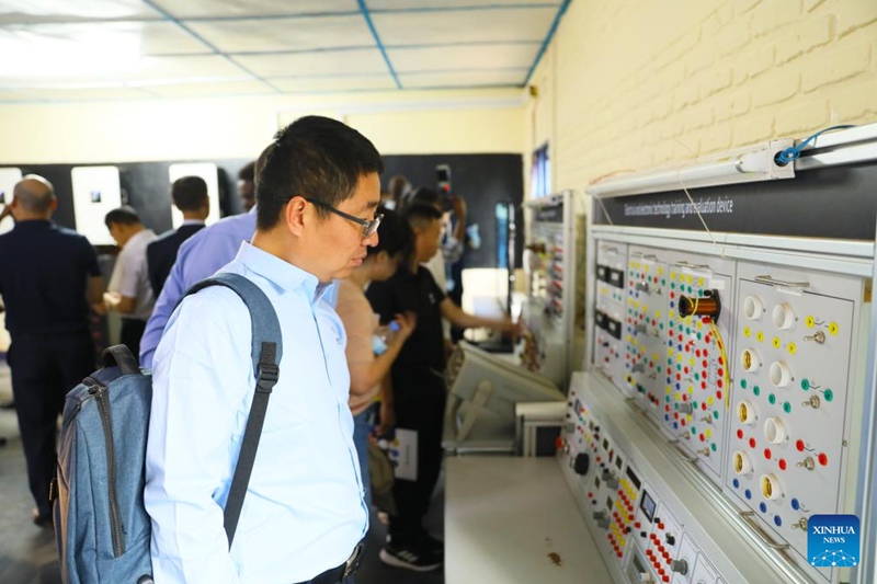 Picha iliyopigwa Julai 8, 2025 ikionyesha paneli za kuzalisha umeme kwa nishati ya jua katika Taasisi ya Forever TVET iliyojengwa na China mjini Kigali, Rwanda. (Picha na Huang Wanqing/Xinhua)
