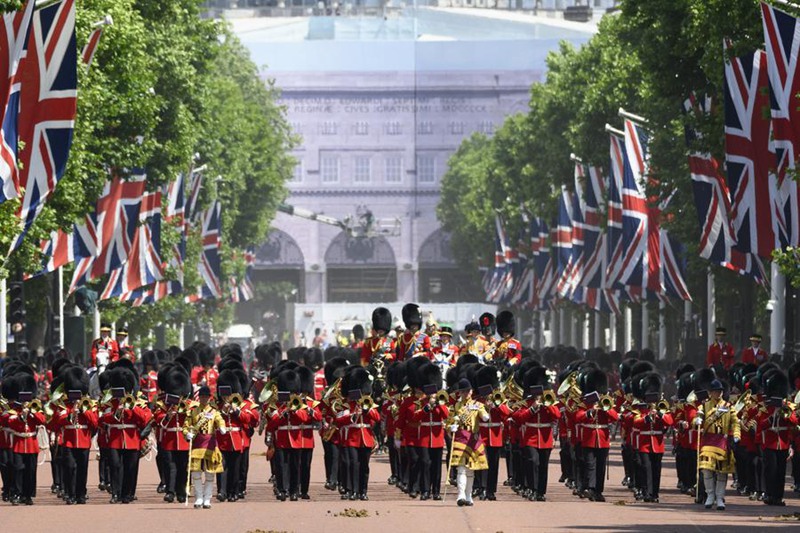 Askari wa Kikosi cha Household wakitembea kwenye gwaride la Trooping the Color kutoa heshima kwa Mfalme Charles III wa Uingereza wakati wa hafla rasmi ya siku ya kuzaliwa kwake mjini London, Uingereza, Juni 14, 2025. (Picha na Ray Tang/Xinhua)