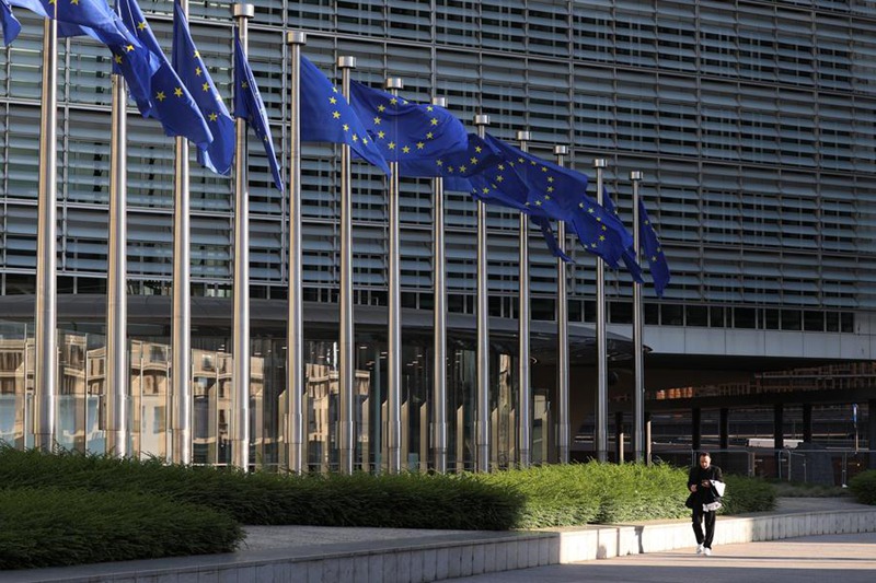 Picha iliyopigwa Mei 23, 2025 ikionyesha bendera za Umoja wa Ulaya kwenye makao makuu ya Kamisheni ya Ulaya mjini Brussels, Ubelgiji. (Xinhua/Zhao Dingzhe)