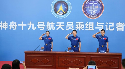 Wanaanga wa Shenzhou-19 wakutana na waandishi wa habari baada ya kurudi kutoka anga ya juu