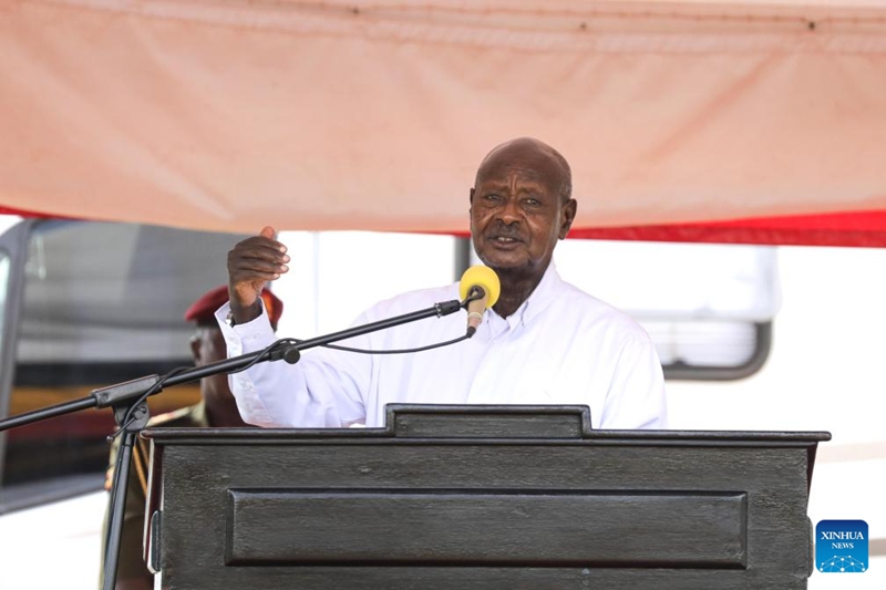 Rais Yoweri Museveni wa Uganda akizungumza kwenye hafla ya uwekaji jiwe la msingi la mradi wa kupandisha kiwango cha barabara ya Kayunga-Bbaale-Galiraya mjini Kayunga, Uganda, Julai 11, 2025. (Picha na Hajarah Nalwadda/Xi