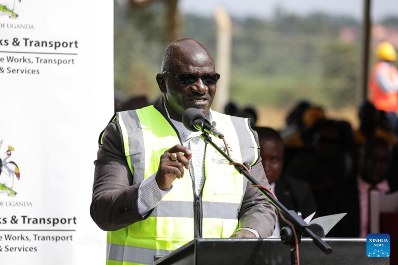 Waziri wa Ujenzi na Uchukuzi wa Uganda Katumba Wamala akizungumza kwenye hafla ya uwekaji jiwe la msingi la mradi wa uboreshaji barabara ya Kayunga-Bbaale-Galiraya mjini Kayunga, Uganda, Julai 11, 2025. (Picha na Hajarah Nalwadda/Xinhua)