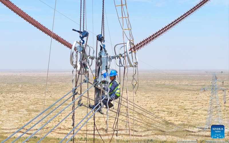 Wafanyakazi wavumilia hali yenye changamoto mno jangwani kukamilisha "njia ya mwendokasi ya umeme" kusini mwa Xinjiang, China