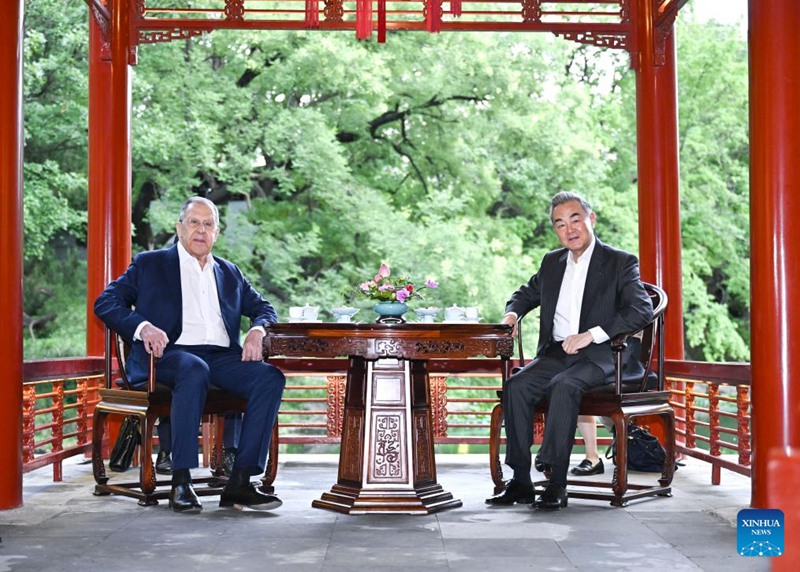 Waziri wa Mambo ya Nje wa China Wang Yi, ambaye pia ni Mjumbe wa Ofisi ya Siasa ya Kamati Kuu ya Chama cha Kikomunisti cha China (CPC), akikutana na Waziri wa Mambo ya Nje wa Russia Sergey Lavrov mjini Beijing, mji mkuu wa China, Julai 13, 2025. (Xinhua/Yan Yan)
