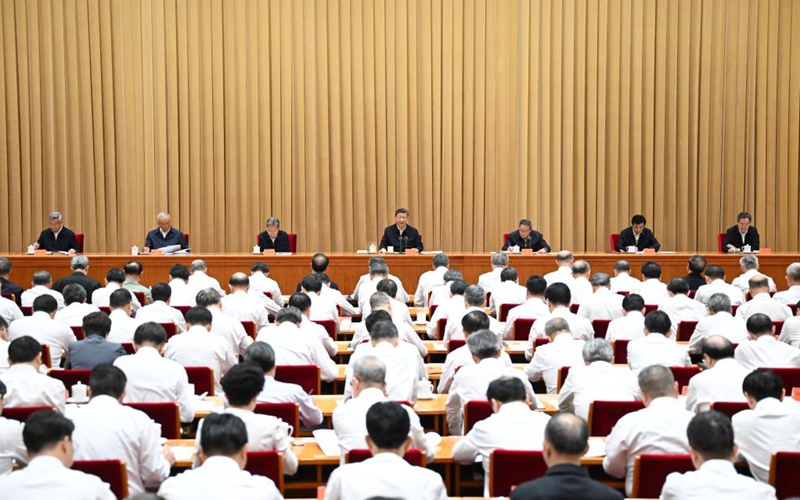 Rais Xi Jinping wa China, ambaye pia ni Katibu Mkuu wa Kamati Kuu ya Chama cha Kikomunisti cha China (CPC) na Mwenyekiti wa Kamati Kuu ya Kijeshi ya China (CMC), akitoa hotuba muhimu kwenye Mkutano wa Kazi ya Miji ya Kamati Kuu ya Chama mjini Beijing . (Xinhua/Xie Huanchi)