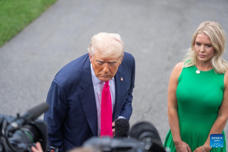 Rais wa Marekani Donald Trump akijibu maswali kutoka kwa waandishi wa habari kwenye Ikulu ya White House mjini Washington, D.C., Marekani, tarehe 15 Julai 2025. (Xinhua/Hu Yousong)