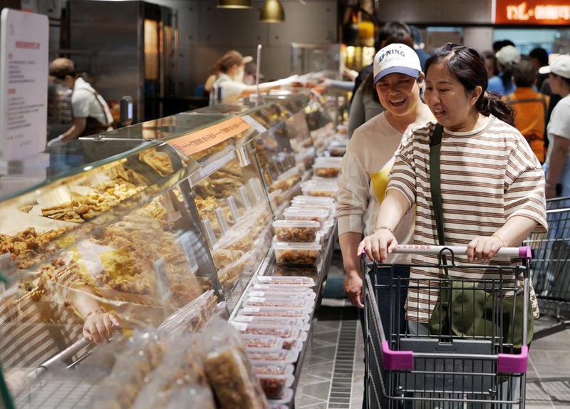 Wateja wakinunua bidhaa kwenye duka la Pangdonglai mjini Xuchang, Mkoani Henan, katikati mwa China, Aprili 15, 2025. (Xinhua/Li Jianan)