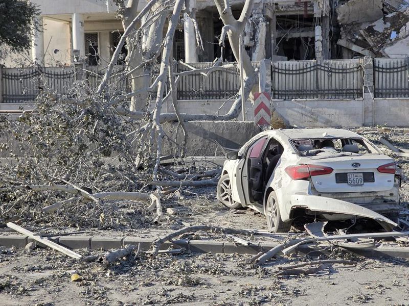Gari lililoharibiwa baada ya Israel kushambulia Kamandi Kuu ya Jeshi la Syria na eneo la Wizara ya Ulinzi katika Uwanja wa Umayyad katikati mwa Damascus, Syria, Julai 16, 2025. (Str/Xinhua)