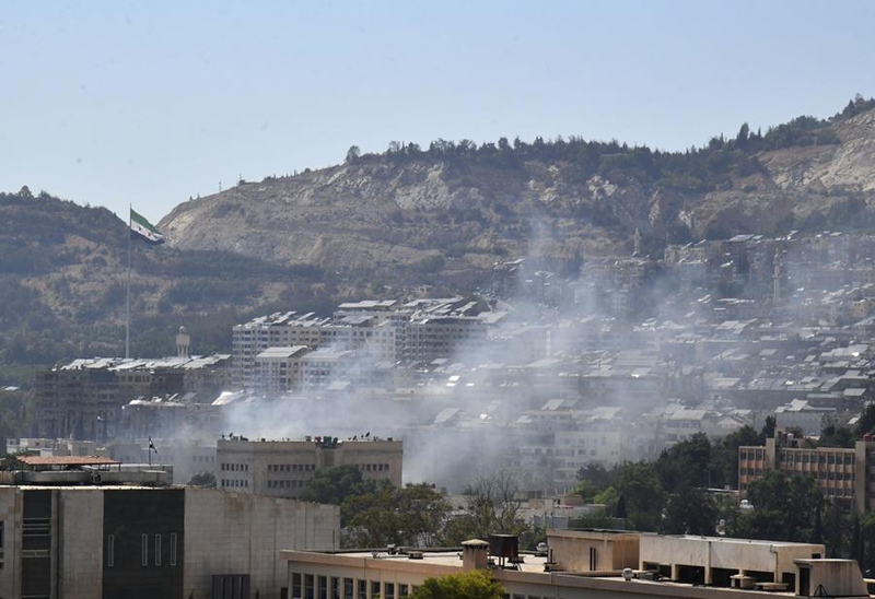 Moshi ukionekana karibu na makao makuu ya Kamandi Kuu ya Jeshi la Syria mjini Damascus, Syria, Julai 16, 2025. (Picha na Ammar Safarjalani/Xinhua)