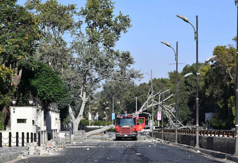 Lori la zimamoto likionekana karibu na jengo lililobomolewa katika shambulizi la anga la Israel kwenye makao makuu ya Kamandi Kuu ya Jeshi la Syria mjini Damascus, Syria, Julai 16, 2025. (Picha na Ammar Safarjalani/Xinhua)