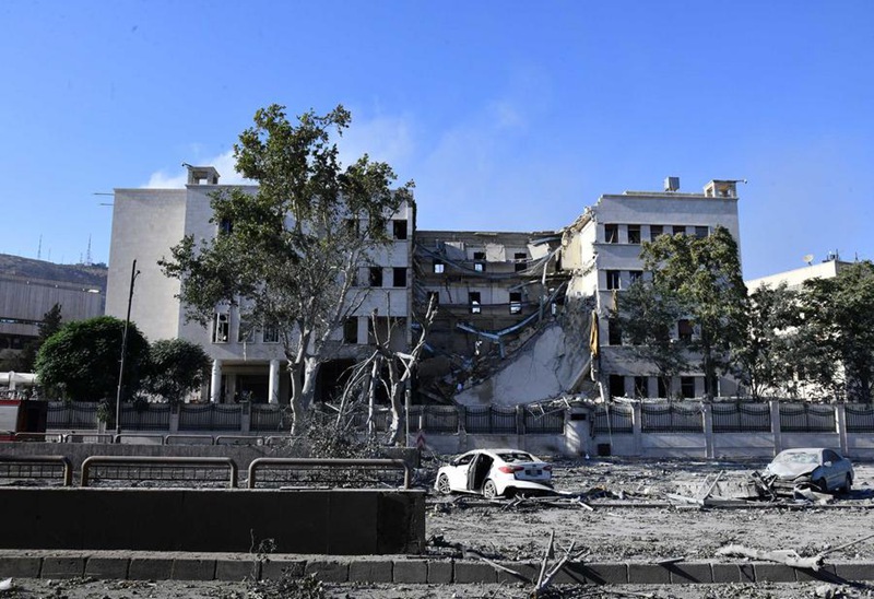 Picha iliyopigwa Julai 16, 2025 ikionyesha jengo la makao makuu ya Kamandi Kuu ya Jeshi la Syria lililobomolewa katika shambulizi la anga la Israel mjini Damascus, Syria. (Picha na Ammar Safarjalani/Xinhua)