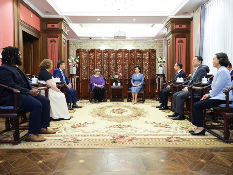 Peng Liyuan, mke wa Rais Xi Jinping wa China, akikutana na Elyn MacInnis, mwanzilishi wa ‘Marafiki wa Kuliang’, na Luca Berrone, rafiki wa Rais Xi kutoka Iowa, kabla ya  shughuli ya Uhusiano na Kuliang:Urafiki kati ya vijana wa China na Marekani 2025, tarehe 17 Julai 2025. (Xinhua/Ding Lin)