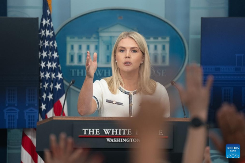 Msemaji wa Ikulu ya White House, Karoline Leavitt akijibu maswali kwenye mkutano na waandishi wa habari katika Ikulu ya White House mjini Washington, D.C., Marekani, Julai 17, 2025. (Xinhua/Hu Yousong)