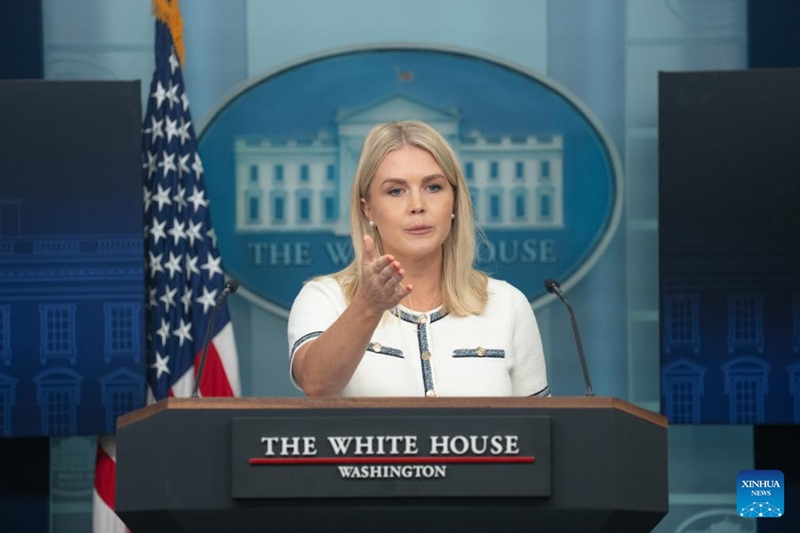 Msemaji wa Ikulu ya White House, Karoline Leavitt akijibu maswali kwenye mkutano na waandishi wa habari katika Ikulu ya White House mjini Washington, D.C., Marekani, Julai 17, 2025. (Xinhua/Hu Yousong)