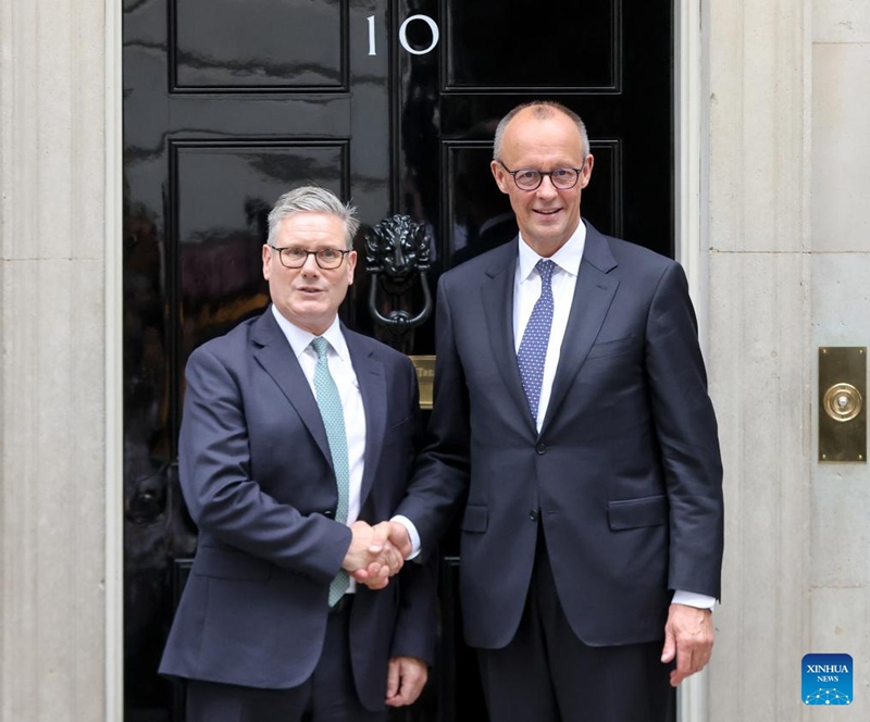 Waziri Mkuu wa Uingereza Keir Starmer (kushoto) akipeana mkono na Chansela wa Ujerumani Friedrich Merz katika No. 10 Mtaa wa Downing mjini London, Uingereza, Julai 17, 2025. (Xinhua)