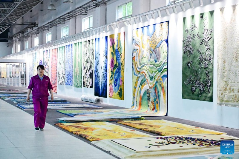 Kazi za mikono za kijadi za ufumaji mazulia ya Kitibet zasukuma ustawi wa vijiji