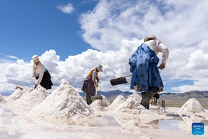 Maliasili nyingi za chumvi zaongeza mapato ya wanakijiji katika Wilaya ya Gegye, Xizang, China