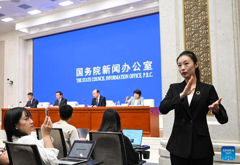 Mkalimani wa lugha ya ishara akifanya kazi kwenye mkutano na waandishi wa habari uliofanywa na Ofisi ya Habari ya Baraza la Serikali mjini Beijing, mji mkuu wa China, Julai 22, 2025. (Xinhua/Chen Yehua)