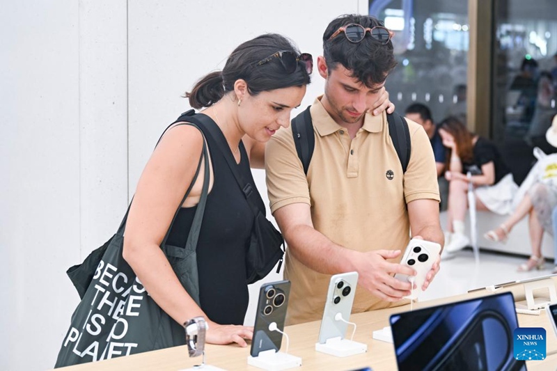 Watalii wanaoingia China kutoka nje wazama katika wimbi la manunuzi mjini Shanghai