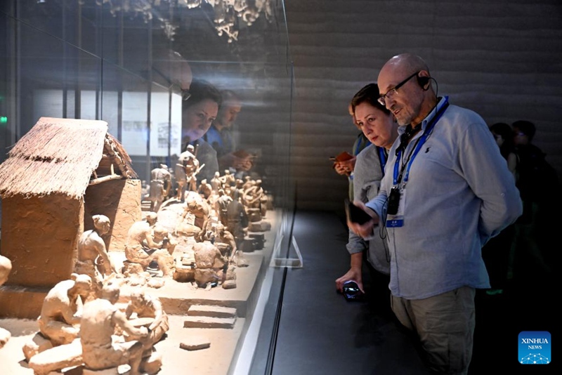 Washiriki wa Mkutano wa Vyombo vya Habari na Washauri Bingwa wa SCO watembelea sehemu mbalimbali ya Henan, China