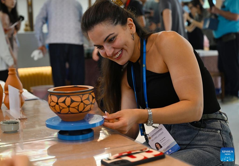 Washiriki wa Mkutano wa Vyombo vya Habari na Washauri Bingwa wa SCO watembelea sehemu mbalimbali ya Henan, China