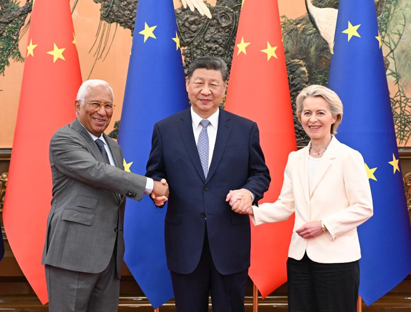 Rais Xi Jinping wa China akikutana na Rais wa Baraza la Ulaya Antonio Costa na Rais wa Kamisheni ya Ulaya Ursula von der Leyen, ambao wako nchini China kuhudhuria Mkutano wa 25 wa Wakuu wa China na Umoja wa Ulaya, kwenye Jumba la Mikutano ya Umma mjini Beijing, mji mkuu wa China, Julai 24, 2025. (Xinhua/Xie Huanchi)