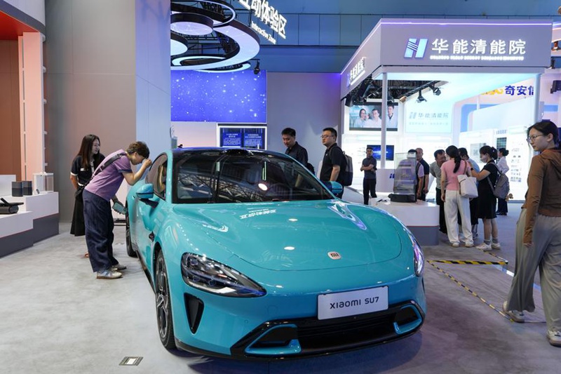 Watembeleaji maonyesho wakitazama gari la kampuni ya Xiaomi SU7 kwenye Kituo cha Maonyesho cha Zhongguancun mjini Beijing, mji mkuu wa China, Juni 20, 2025. (Xinhua/Ju Huanzong)