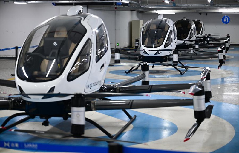 Picha hii ikionyesha ndege inayotumia umeme ya kupaa na kutua wima (eVTOL) ikiwa imeegeshwa kwenye eneo la kuchaji katika Bustani ya Luogang mjini Hefei, Mkoani Anhui, mashariki mwa China, tarehe 2 Julai 2025. (Xinhua/Zhou Mu)