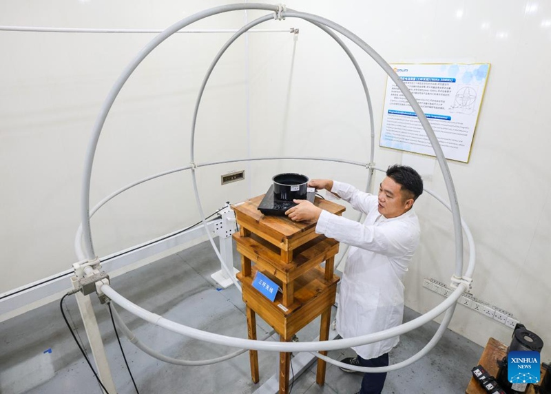 Fundi akifanya majaribio ya bidhaa kwenye Kampuni ya Vifaa vya Umeme Nyumbani ya Xinbao ya Shunde, Foshan, Mkoa wa Guangdong, kusini mwa China, Julai 24, 2025. (Xinhua/Liu Dawei)