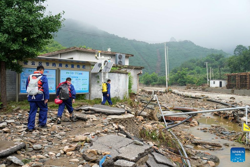 Askari wa zimamoto wakitembelea kuelekea Kijiji cha Huangyukou, ambako mitandao ya mawasiliano imetatizwa, katika Eneo la Miyun, Beijing, mji mkuu wa China, Julai 27, 2025. (Xinhua/Ju Huanzong)
