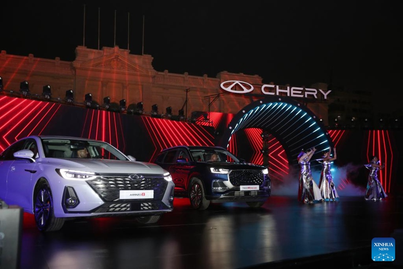 Picha iliyopigwa Julai 28, 2025 ikionyesha aina mbili mpya za magari ya Chery kwenye hafla ya uzinduzi mjini Cairo, Misri. (Xinhua/Sui Xiankai)
