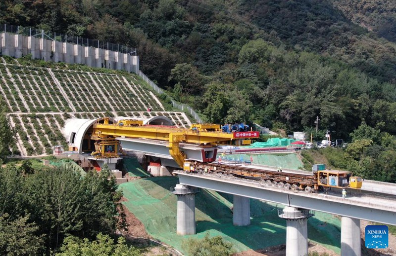 Katika picha: Eneo la ujenzi wa daraja kubwa kwenye Reli ya Mwendokasi ya Xi'an-Ankang Kaskazini Magharibi mwa China