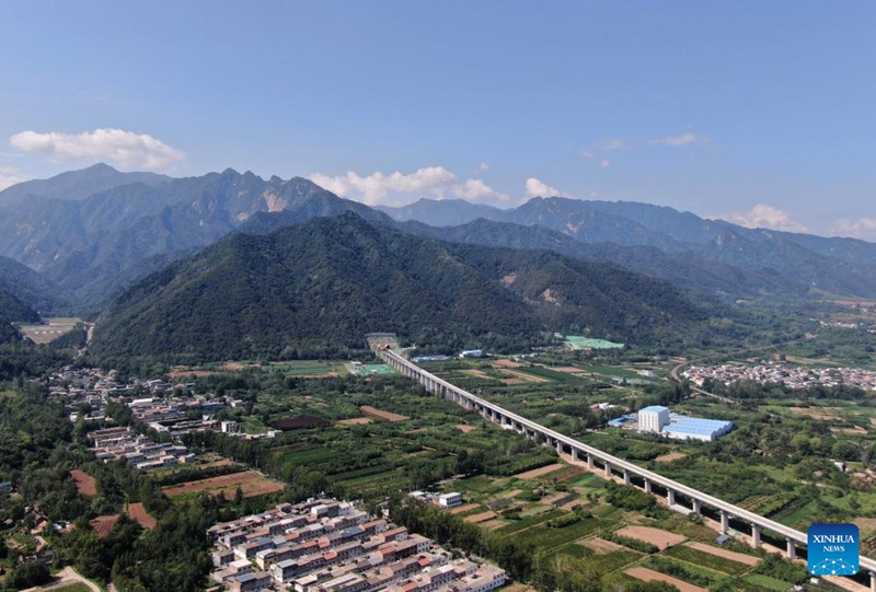 Katika picha: Eneo la ujenzi wa daraja kubwa kwenye Reli ya Mwendokasi ya Xi'an-Ankang Kaskazini Magharibi mwa China