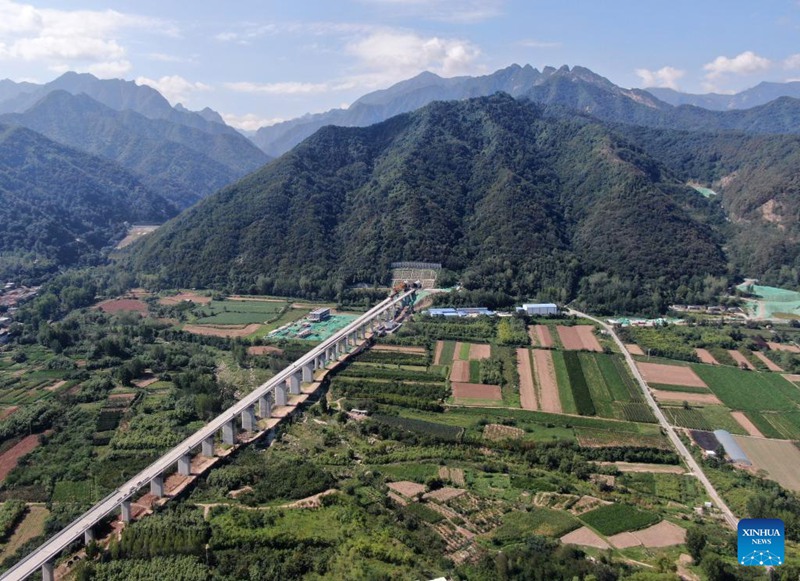 Katika picha: Eneo la ujenzi wa daraja kubwa kwenye Reli ya Mwendokasi ya Xi'an-Ankang Kaskazini Magharibi mwa China