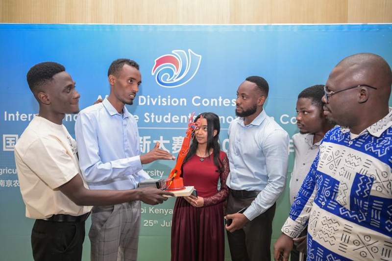 Washiriki wa Shindano la Kanda ya Afrika la Mashindano ya Kimataifa ya Uvumbuzi ya Wanafunzi wa Vyuo Vikuu ya China wakiwasiliana jijini Nairobi, Kenya, Julai 25, 2025. (Xinhua/Yang Guang)