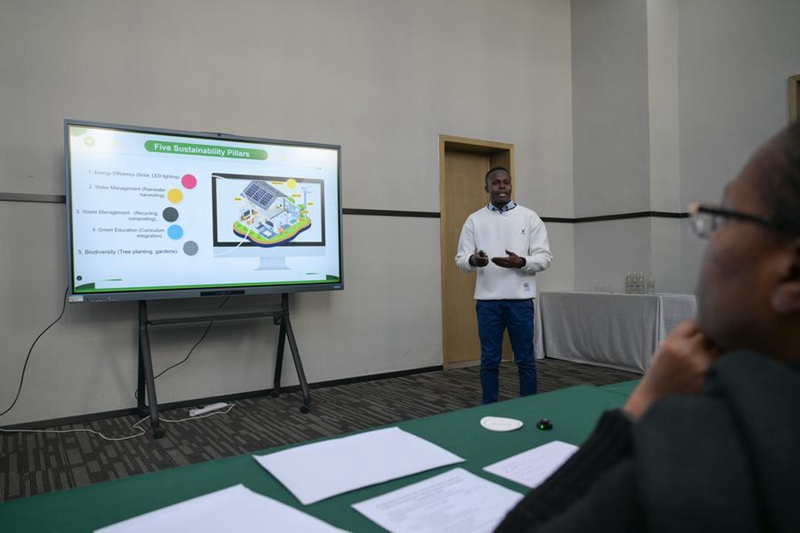 Kiplangat Felix, mshiriki wa Shindano la Kanda ya Afrika la Mashindano ya Kimataifa ya Uvumbuzi ya Wanafunzi wa Vyuo ya China akifanya uwasilishaji mradi mjini Nairobi, Kenya, Julai 25, 2025. (Str/Xinhua)