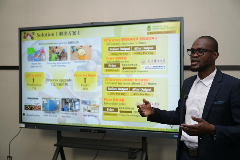 Adams Abdul Hamid, mshiriki wa Shindano la Kanda ya Afrika la Mashindano ya Kimataifa ya Uvumbuzi ya Wanafunzi wa Vyuo ya China akifanya uwasilishaji mradi mjini Nairobi, Kenya, Julai 25, 2025. (Str/Xinhua)