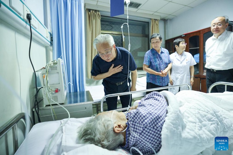 Naibu Waziri Mkuu wa China Zhang Guoqing, ambaye pia ni Mjumbe wa Ofisi ya Siasa ya Kamati Kuu ya Chama cha Kikomunisti cha China (CPC),  akimpa pole mgonjwa katika hospitali moja ya Eneo la Miyun la Beijing, mji mkuu wa China, Julai 28, 2025. (Xinhua/Liu Bin)