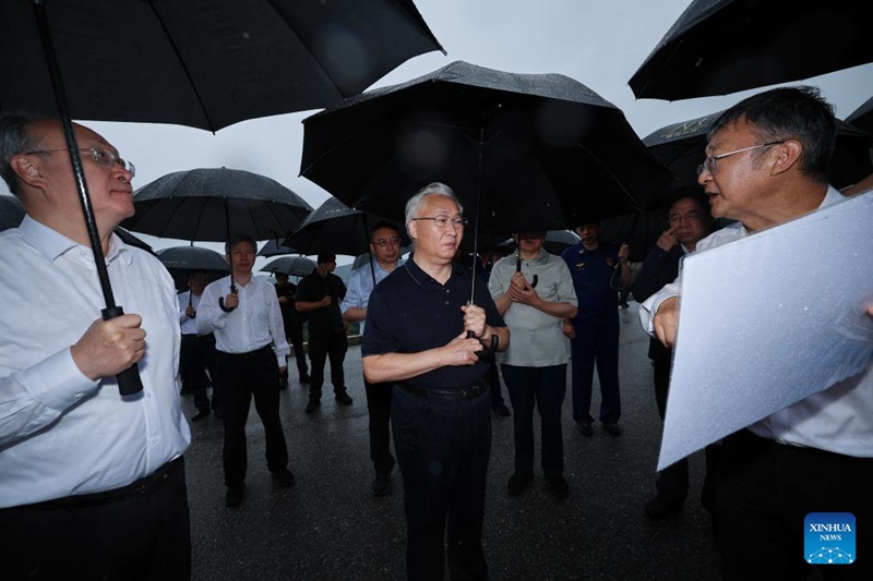 Naibu Waziri Mkuu wa China Zhang Guoqing, ambaye pia ni Mjumbe wa Ofisi ya Siasa ya Kamati Kuu ya Chama cha Kikomunisti cha China (CPC), akitembelea Bwawa la Kuhifadhi Maji la Miyun katika Eneo la Miyun la Beijing, Julai 28, 2025. (Xinhua/Liu Bin)