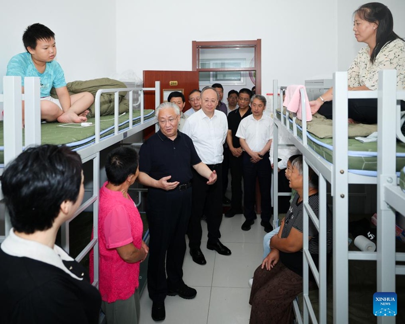 Naibu Waziri Mkuu wa China Zhang Guoqing, ambaye pia ni Mjumbe wa Ofisi ya Siasa ya Kamati Kuu ya Chama cha Kikomunisti cha China (CPC), akitembelea makazi ya muda katika Eneo la Miyun la Beijing, Julai 28, 2025. (Xinhua/Liu Bin)