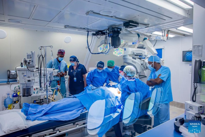 Wataalamu wa Orbis na wanagenzi wa Rwanda wakifanya upasuaji ndani ya ndege ya Hospitali ya Macho ya Orbis (Orbis Flying Eye Hospital) katika Uwanja wa Ndege wa Kimataifa wa Kigali mjini Kigali, Rwanda, Julai 29, 2025. (Picha na Cyril Ndegeya/Xinhua)