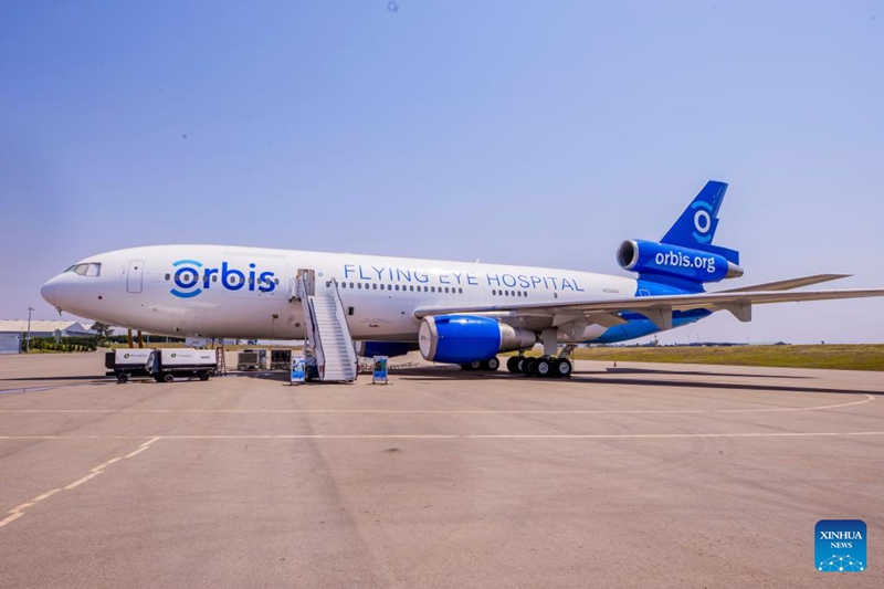 Picha iliyopigwa Julai 29, 2025 ikionyesha ndege ya Hospitali ya Macho ya Orbis (Orbis Flying Eye Hospital) iliyobadilishwa matumizi ya aina ya MD-10 katika Uwanja wa Ndege wa Kimataifa wa Kigali mjini Kigali, Rwanda. (Picha na Cyril Ndegeya/Xinhua)