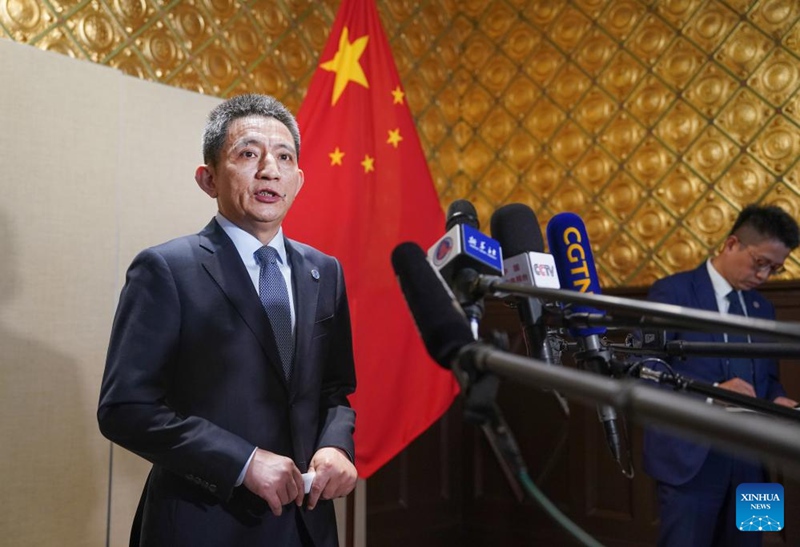 Li Chenggang, mjumbe wa biashara ya kimataifa wa China katika Wizara ya Biashara ya China na naibu waziri wa biashara wa China akiongea na waandishi wa habari baada ya duru mpya ya mazungumzo ya kiuchumi na kibiashara kati ya China na Marekani mjini Stockholm, Sweden, Julai 29, 2025. (Xinhua/Peng Ziyang)