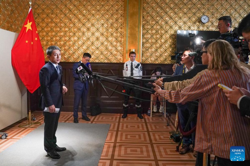 Li Chenggang, mjumbe wa biashara ya kimataifa wa China katika Wizara ya Biashara ya China na naibu waziri wa biashara wa China akiongea na waandishi wa habari baada ya duru mpya ya mazungumzo ya kiuchumi na kibiashara kati ya China na Marekani mjini Stockholm, Sweden, Julai 29, 2025. (Xinhua/Peng Ziyang)